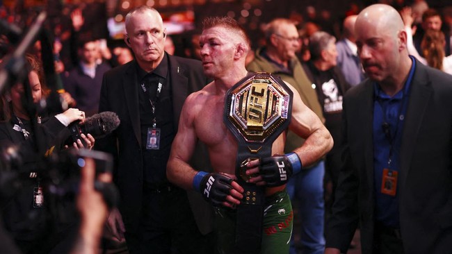 Du Plessis Remehkan Ancaman Adesanya Jelang UFC 305