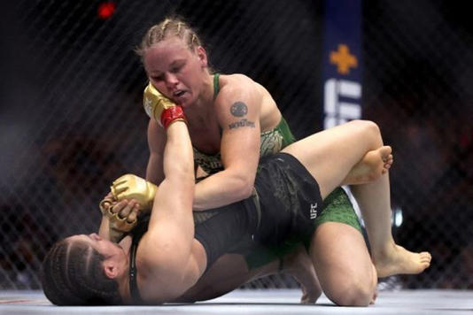 Hasil UFC 306 - Berubah Jadi Pegulat, Valentina Shevchenko Rebut Sabuk dari Alexa Grasso