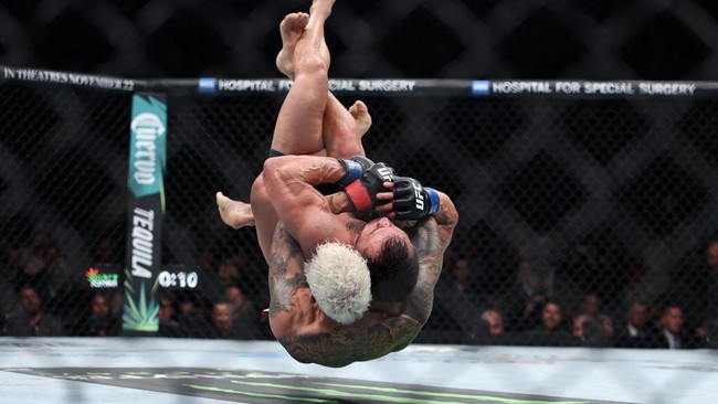 Hasil UFC 309: Adu Jotos Seru, Oliveira Kalahkan Chandler