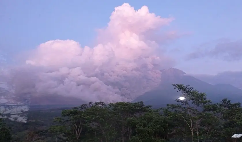 Gunung Semeru Erupsi Lagi: Letusan Bertubi dan Peringatan Waspada